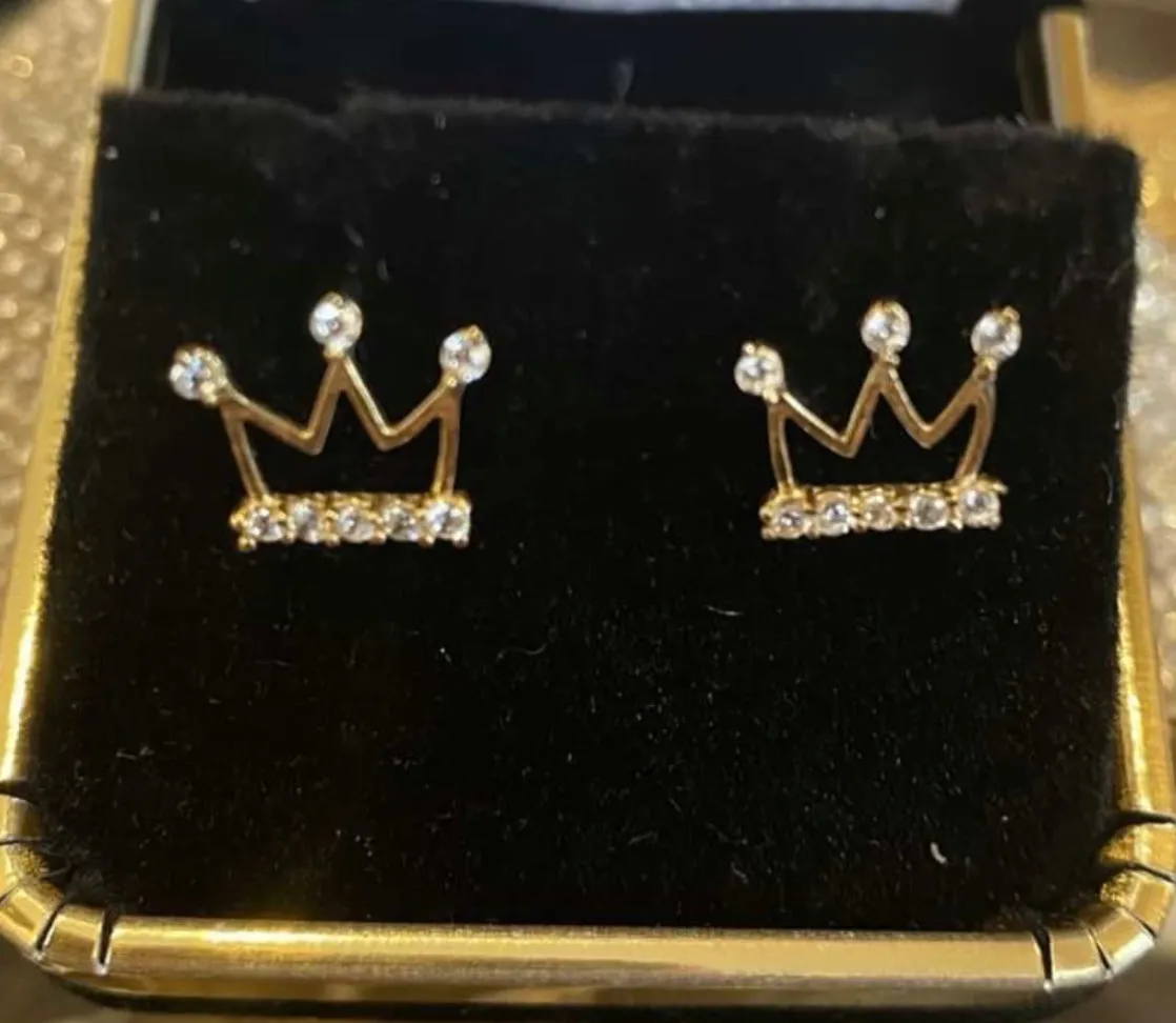 14k gold Earrings with crown