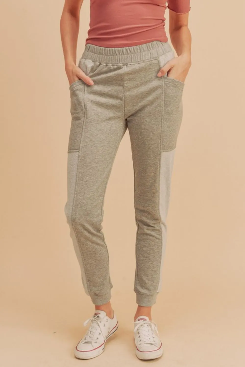 Aemi   Co Elastic Waist Joggers with Pockets
