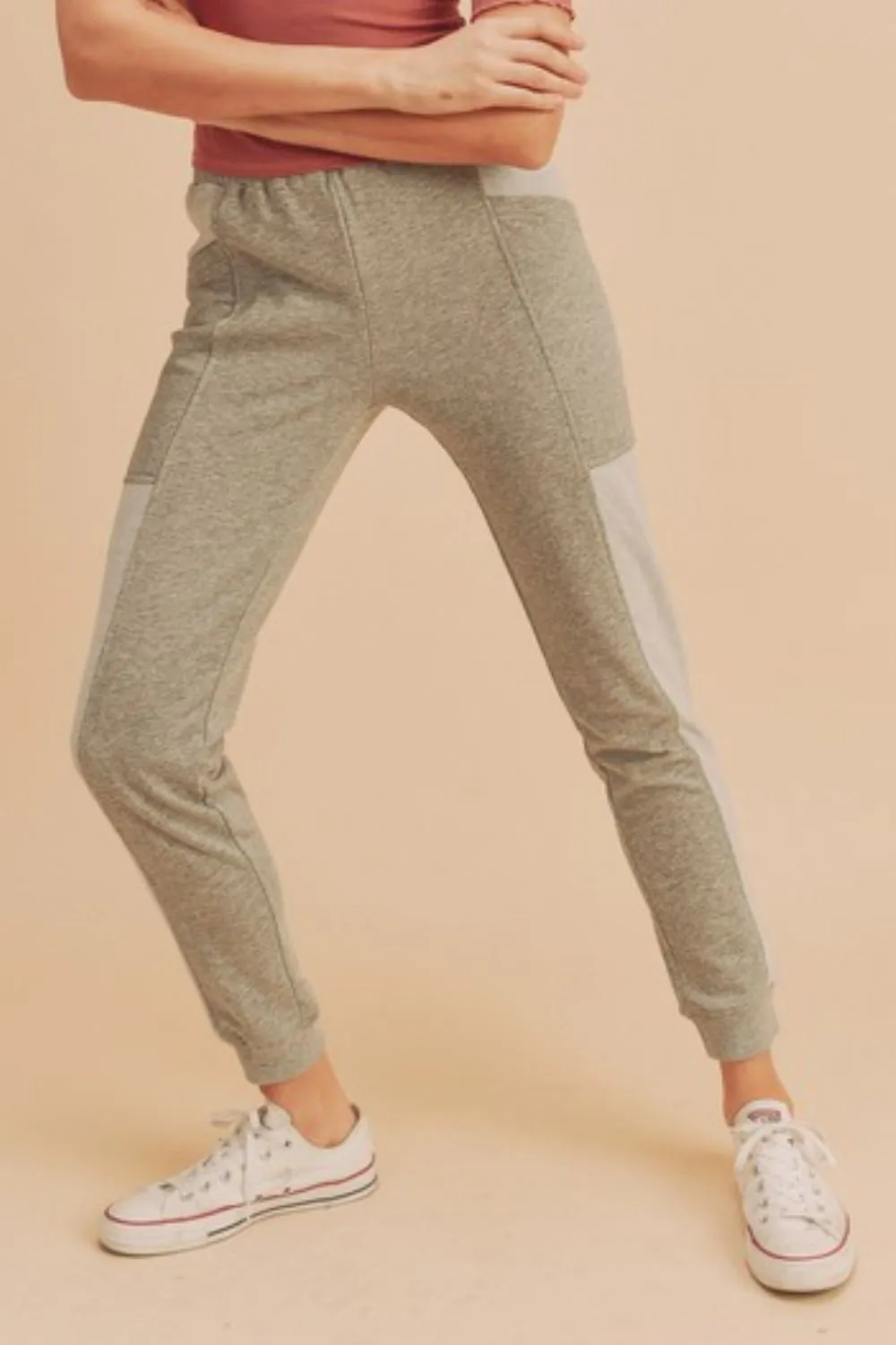 Aemi   Co Elastic Waist Joggers with Pockets