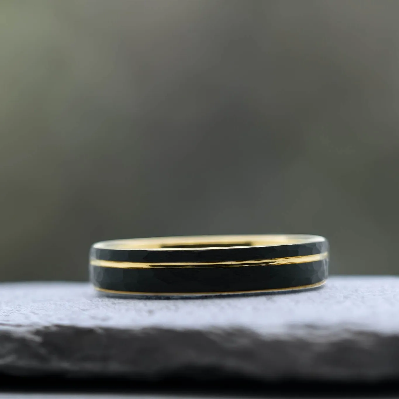 Black Hammered / Yellow Gold Stripe & Interior - 4mm