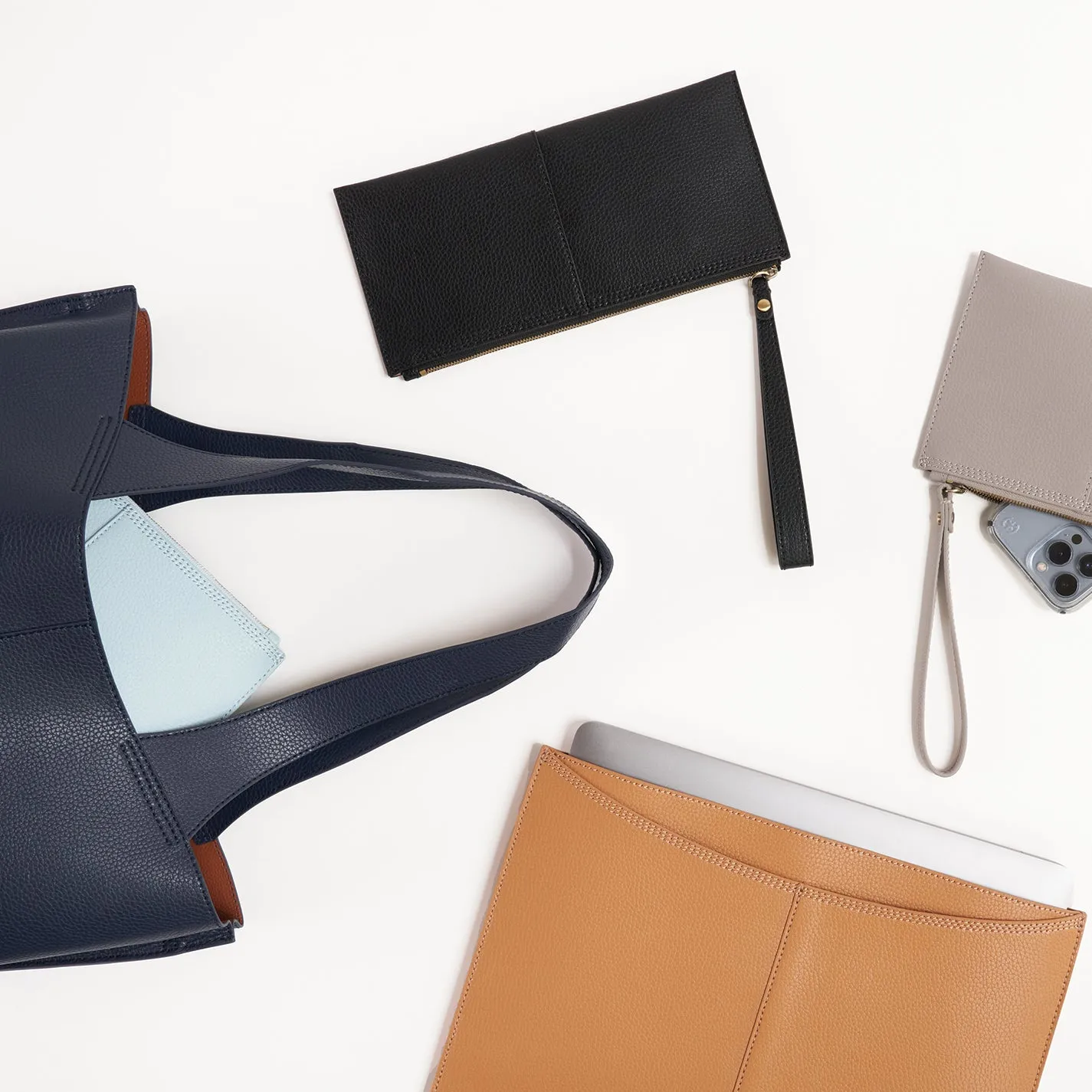 Vida Large Pouch in Micro Pebbled Leather - Morning Dove Grey